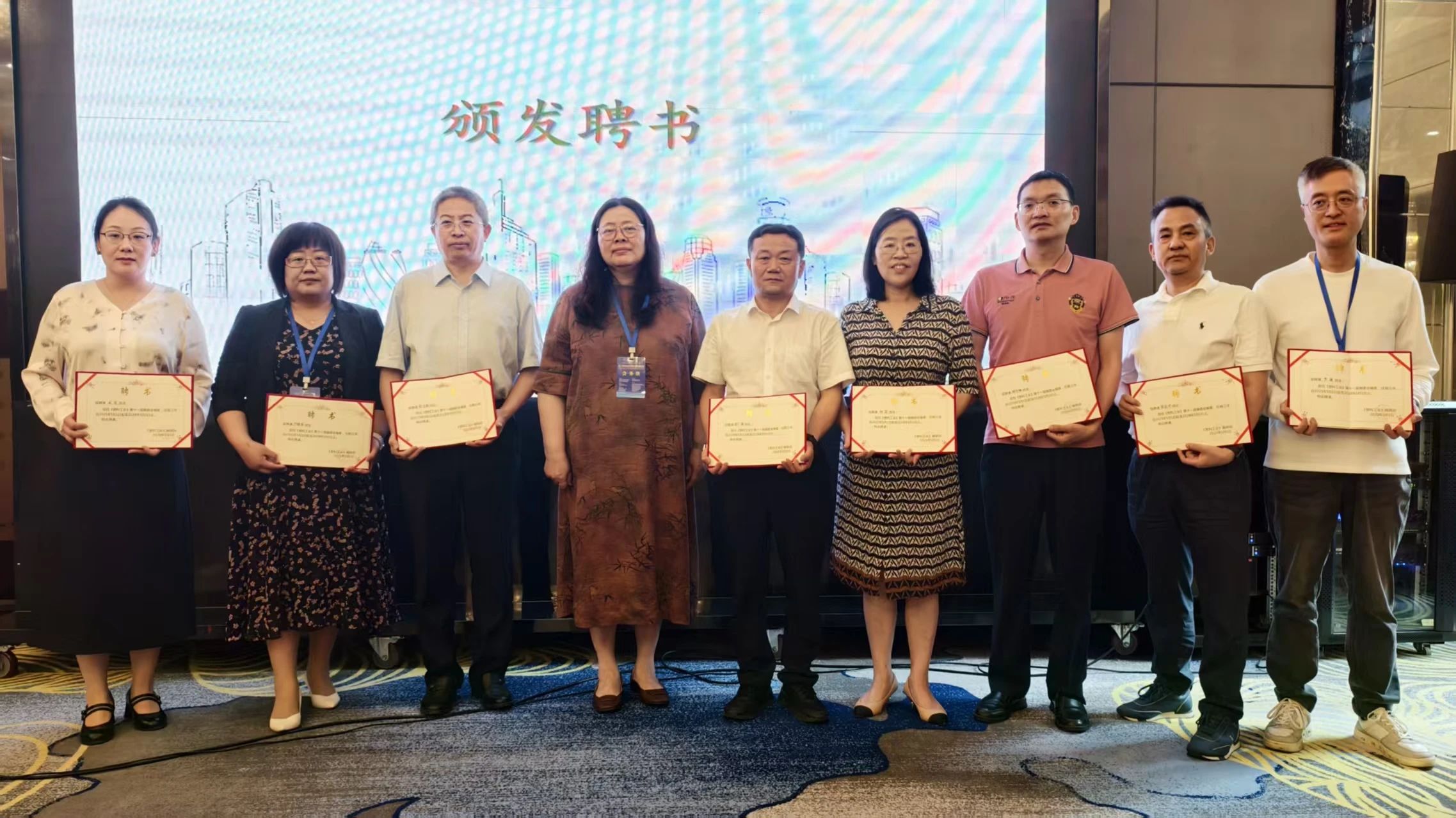 青島中新華美總經(jīng)理王東連任《塑料工業(yè)》編委會(huì)編委